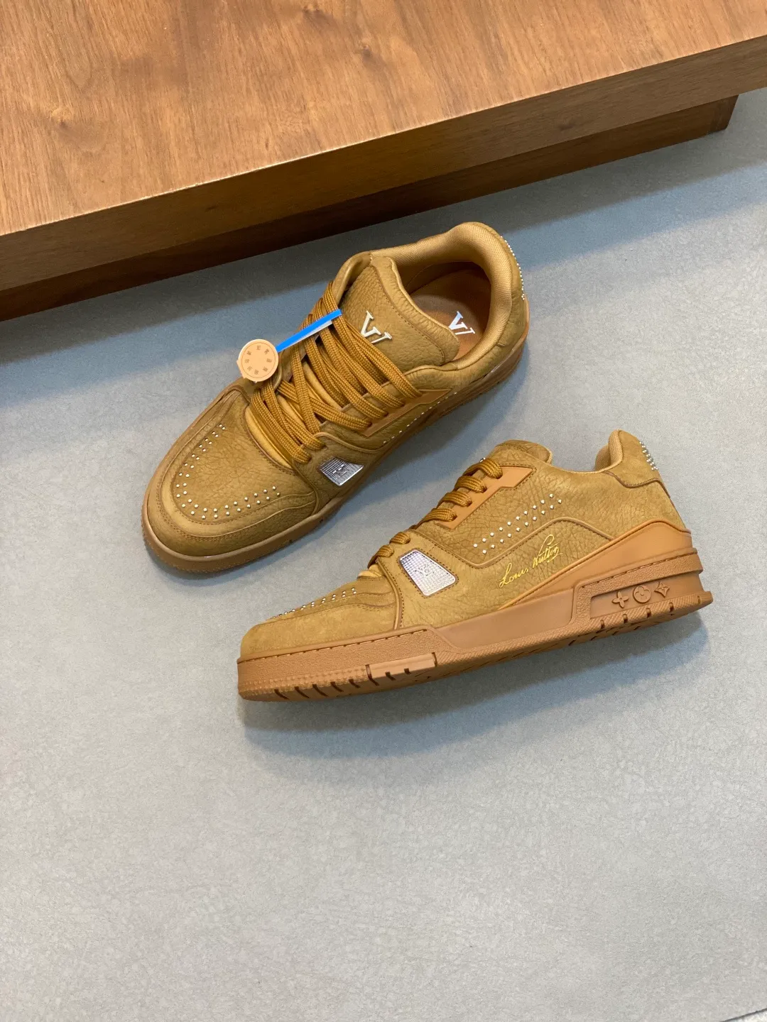 Men's men's shoes 💰820 Lujia New Color Men's 🧍‍♂️trainer sneakers, this LV Trainer sneaker is made of soft grained calfskin, showing pure tones, the #54 logo on the back traces the brand's birth in 1854, the designer's handwritten brand logo embellishes one side, designed by Virgil Abloh himself, a very commemorative sneaker, the new LV Louis Vuitton louis vuitton trainer sneaker low casual sports culture versatile basketball sneakers Size: 35-46 (customized for women 40, men 46)